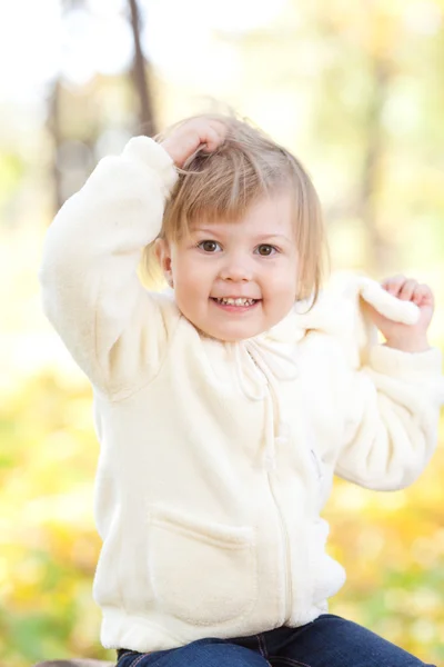 Vacker liten flicka i kostym kanin i skogen höst — Stockfoto