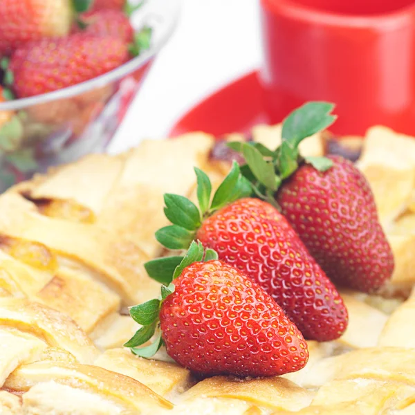 Apfelkuchen, Tasse und Erdbeeren isoliert auf weiß — Stockfoto