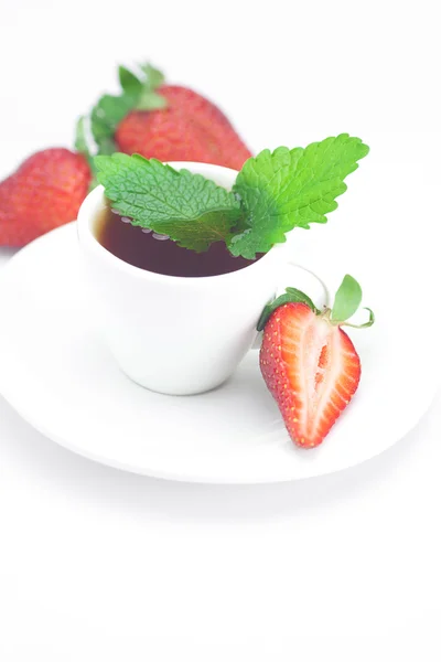 Taza de té, fresa y menta aislada en blanco — Foto de Stock