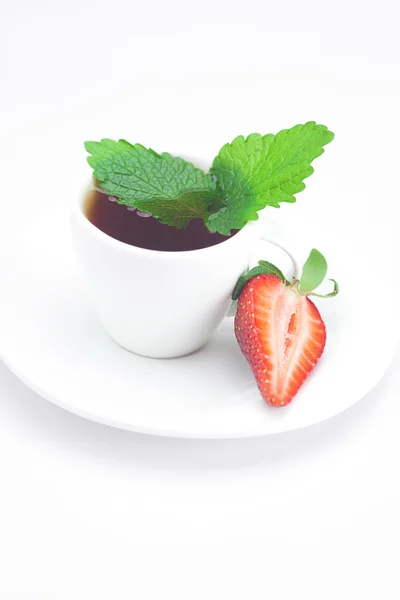 Taza de té, fresa y menta aislada en blanco — Foto de Stock