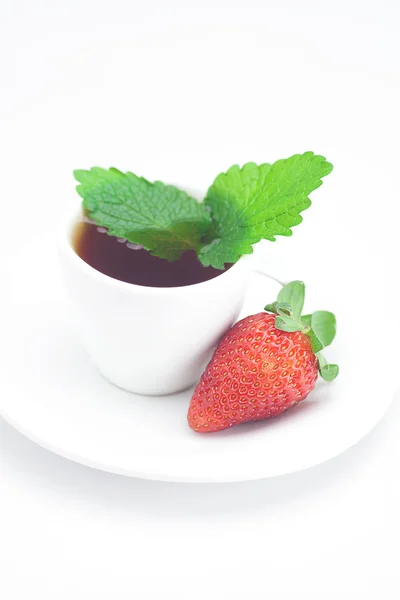 Taza de té, fresa y menta aislada en blanco — Foto de Stock