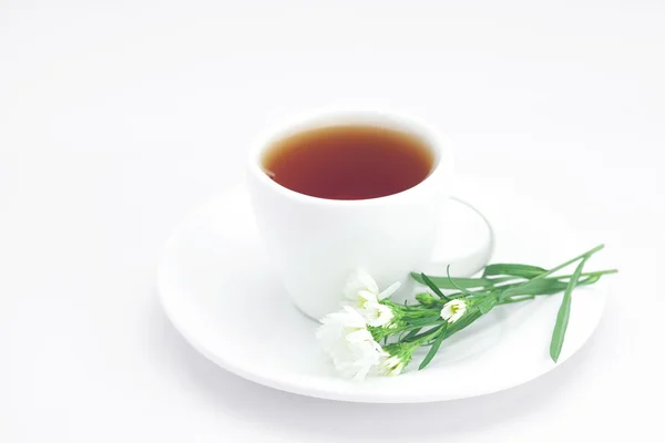 Filiżankę herbaty i rumianku na białym tle — Zdjęcie stockowe