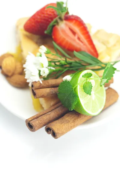 Pedaço de torta de maçã, canela, camomila, limão e morangos iso — Fotografia de Stock