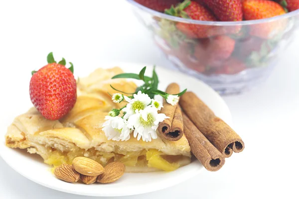 Izolovat kus apple pie, skořice, heřmánku a jahody — Stock fotografie