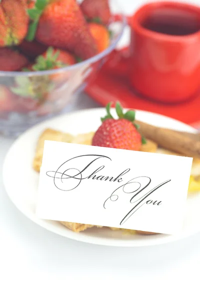 Pedazo de pastel de manzana, una tarjeta con las palabras gracias y fresa —  Fotos de Stock