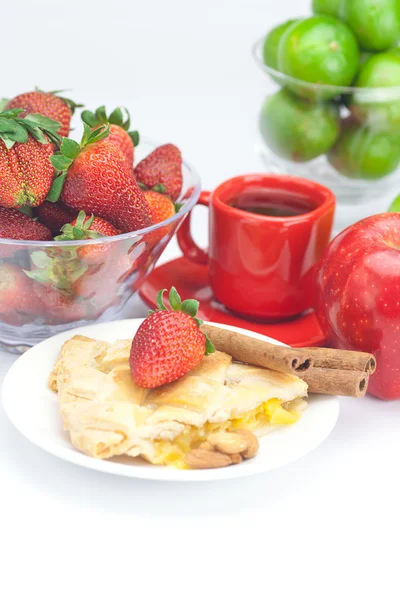 Bit äppelpaj, kanel, äpple, en kopp te, citron, mandel — Stockfoto