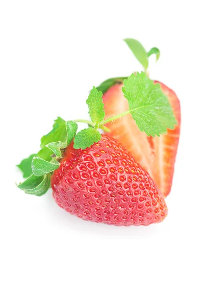Erdbeere und Minze isoliert auf weiß — Stockfoto