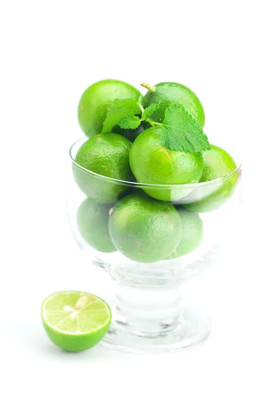 Limão em um copo de vidro e hortelã isolado em branco — Fotografia de Stock