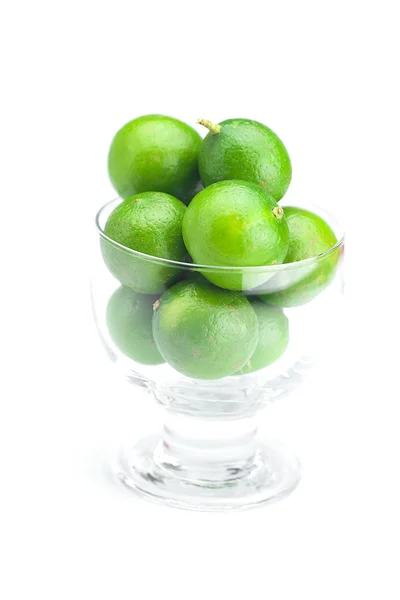 Lime i en glasskål som isolerad på vit — Stockfoto