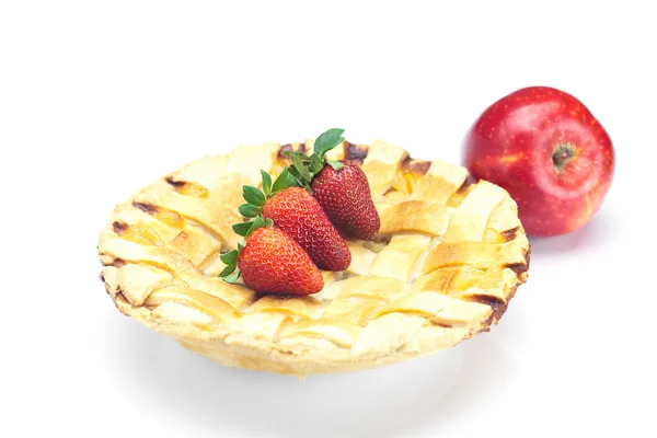 Яблочный пирог, яблоки и клубника изолированы на белом — стоковое фото