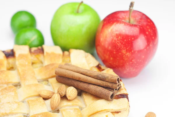 Apple pie, jablka, skořice a vápno izolovaných na bílém — Stock fotografie