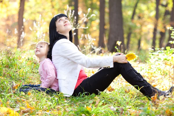 Krásná mladá matka a její dcera, díval se na podzim — Stock fotografie