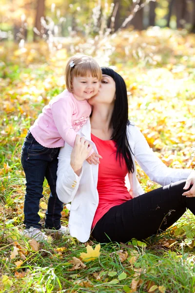 Красивая молодая мать с дочкой в осеннем лесу — стоковое фото