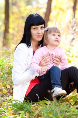 güzel genç anne ve kızı autumv ormanda