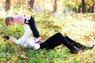 güzel genç anne ve kızı sonbahar Reaply üzerinde yalan