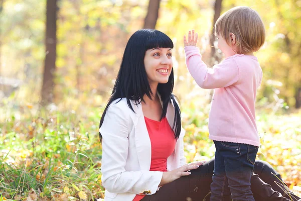 Güzel genç anne ve kızı autumv ormanda — Stok fotoğraf