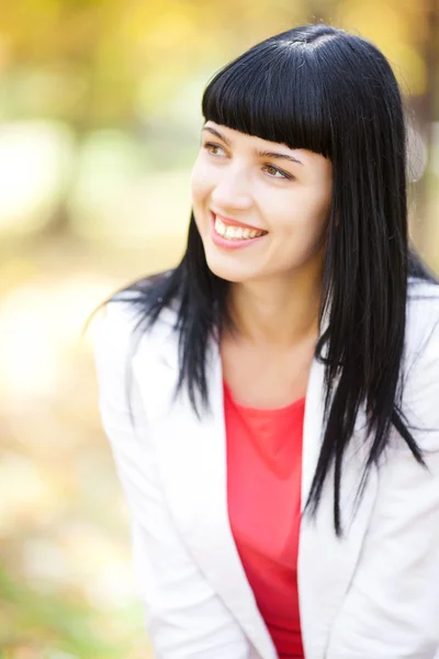 Portrait of a beautiful young woman in autumn forest — Stock Photo, Image