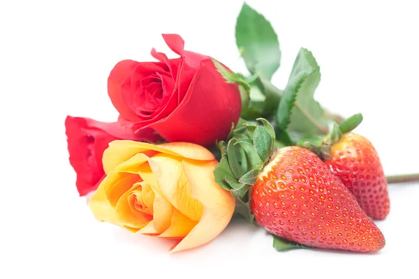 Μπουκέτο από πολύχρωμα τριαντάφυλλα και Φράουλα που απομονώνονται σε λευκό — Φωτογραφία Αρχείου