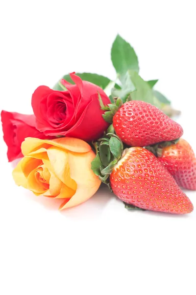 Ramo de rosas de colores y fresas aisladas en blanco —  Fotos de Stock