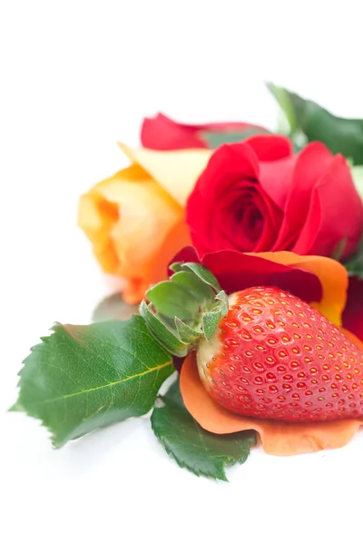 Bouquet of colorful roses and strawberry isolated on white — Stock Photo, Image