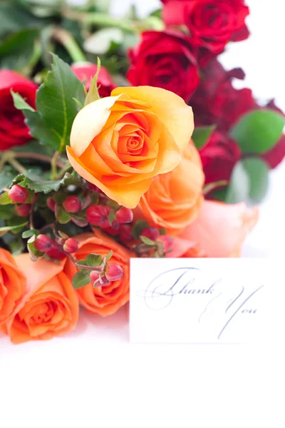 Bouquet de roses colorées et une carte avec les mots merci — Photo