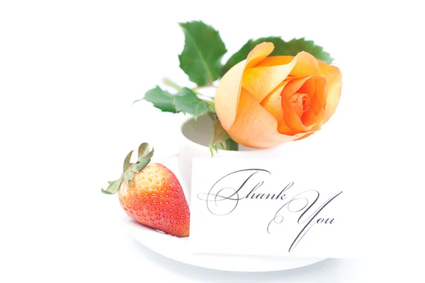 Rosa laranja bonita, morango, cartão com as palavras obrigado — Fotografia de Stock