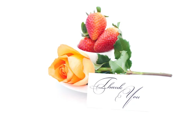 Krásné oranžové růže, je karta s slova Děkuji a pohár — Stock fotografie