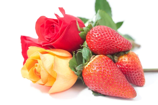 Bouquet of colorful roses and strawberry isolated on white — Stock Photo, Image