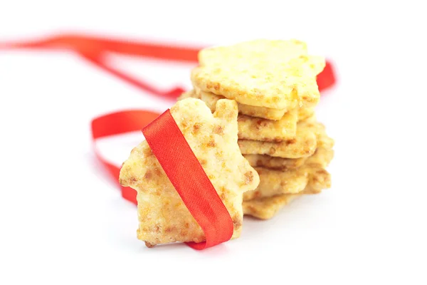 Cookies in de vorm van een huis met rood lint geïsoleerd op wit — Stockfoto