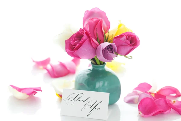 Boeket kleurrijke rozen in vaas, bloemblaadjes en kaart met de woorden — Stockfoto