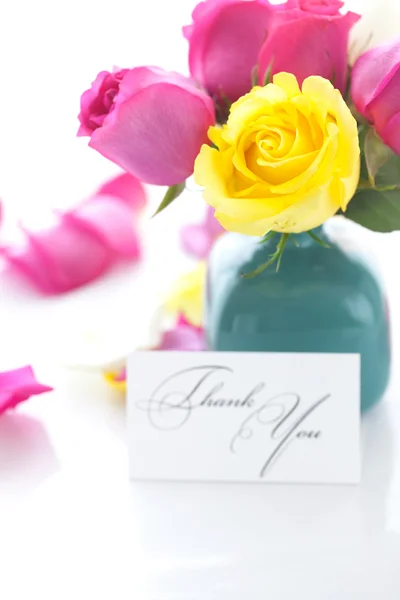 Bouquet of colorful roses in vase,petals and card with the words — Stock Photo, Image