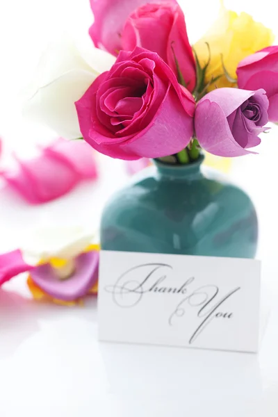 Bouquet of colorful roses in vase,petals and card with the words — Stock Photo, Image