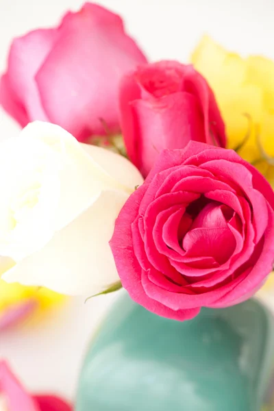 Buquê de rosas coloridas em vaso e pétalas — Fotografia de Stock