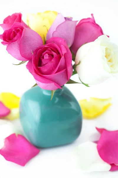 Buquê de rosas coloridas em vaso e pétalas — Fotografia de Stock