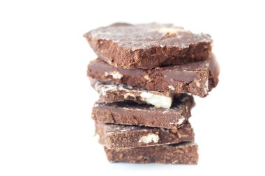 yığın üzerinde beyaz izole çikolata