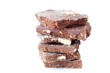 yığın üzerinde beyaz izole çikolata