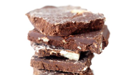 yığın üzerinde beyaz izole çikolata