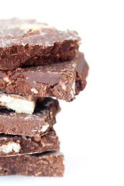 yığın üzerinde beyaz izole çikolata