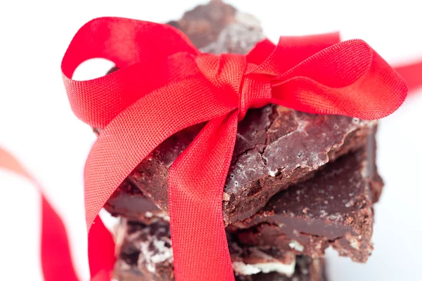 Fondo de pila de chocolate con cinta roja — Foto de Stock