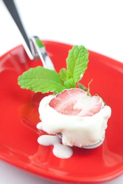 Ice cream with mint and strawberry — Stock Photo, Image