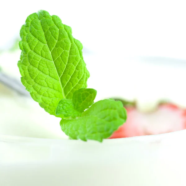 Ice cream with mint and strawberry — Stock Photo, Image