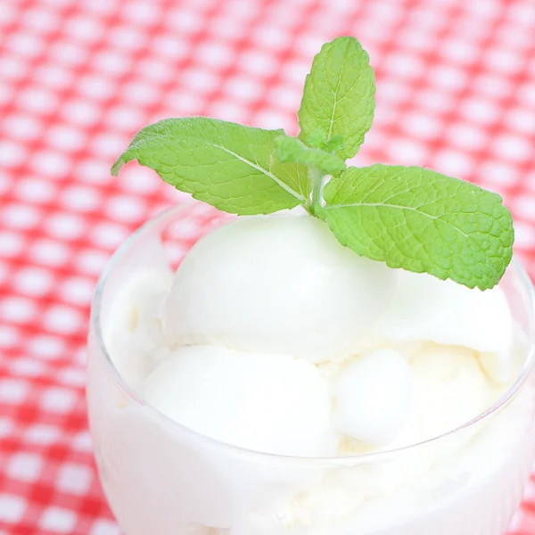Мороженое с мятой в стеклянной чашке на клетчатой ткани — стоковое фото
