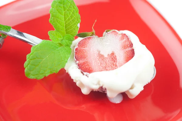 Ice cream with mint and strawberry — Stock Photo, Image