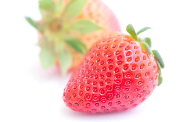 Stora röda jordgubbar isolerad på vit — Stockfoto
