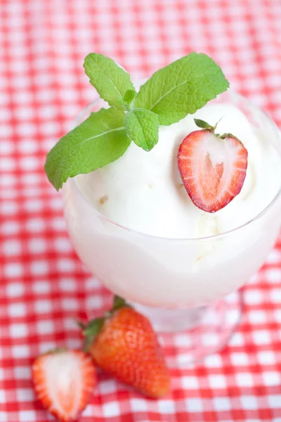 Eis, Erdbeere mit Minze in einer Glasschüssel auf kariertem Stoff — Stockfoto