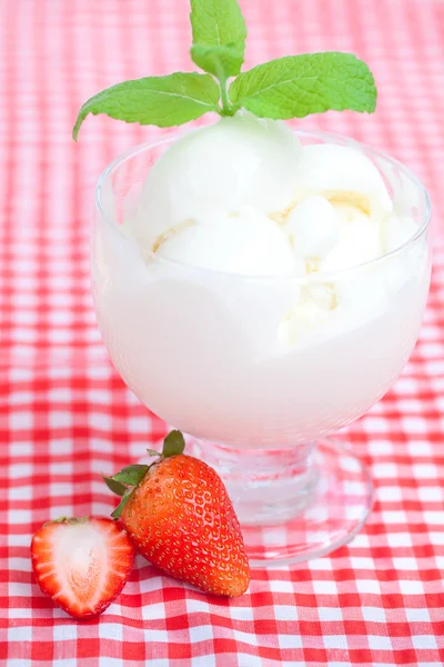Zmrzlina, jahody s mátou v skleněné mísy na kostkované látky — Stock fotografie