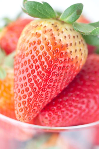 Grosses fraises rouges dans un bol en verre — Photo