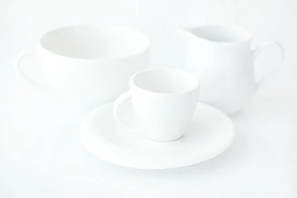 Fehér csésze és csészealj, és a tej-kancsó — Stock Fotó