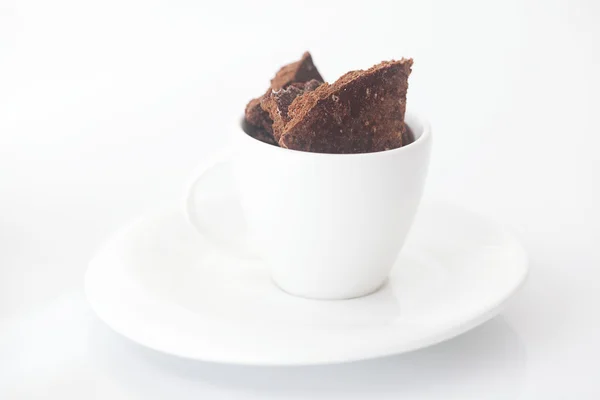 Taza blanca con platillo y chocolate — Foto de Stock