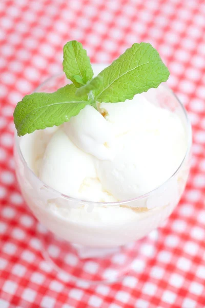 Ice cream with mint in a glass bowl on plaid fabric — Stock Photo, Image